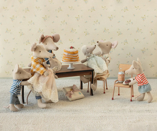 Baby mouse in gown - powder