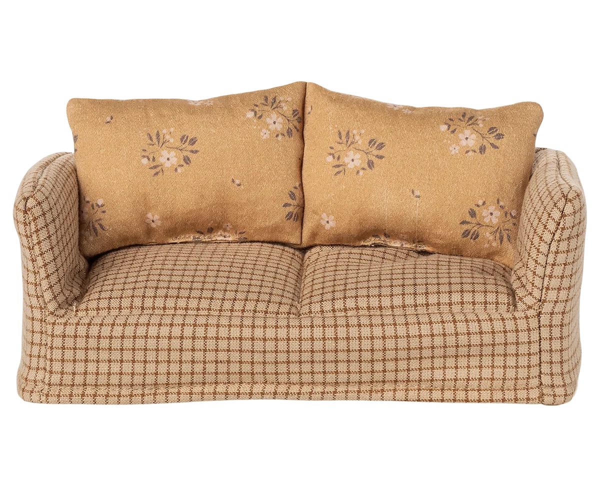 Couch, Mouse - Mable