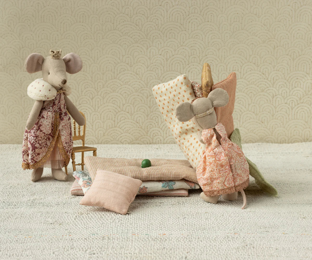 Princess and the pea, Big sister mouse - Coral