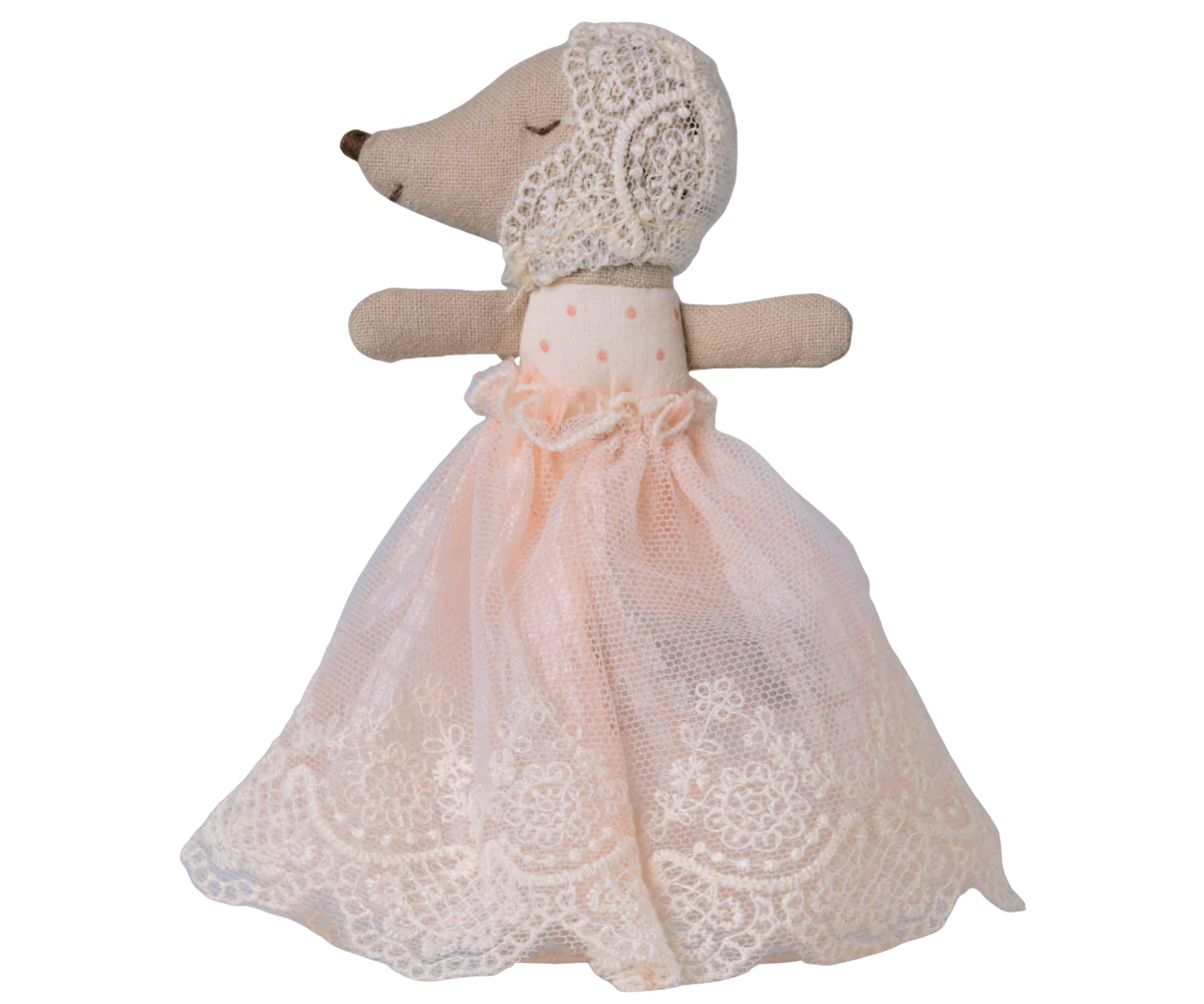 Baby mouse in gown - powder