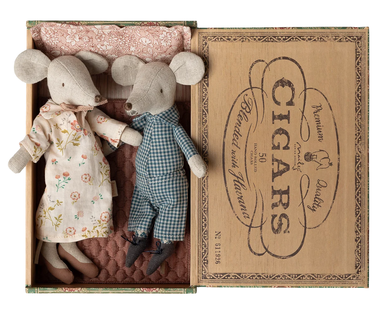 Grandma & Grandpa in cigar box - gingham and floral pajamas