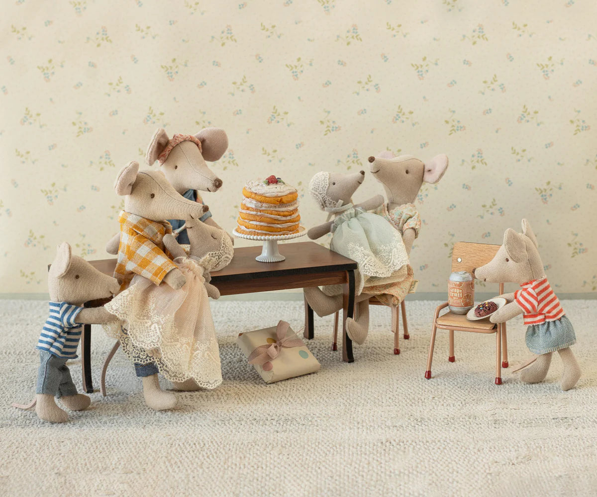 Baby mouse in gown - powder