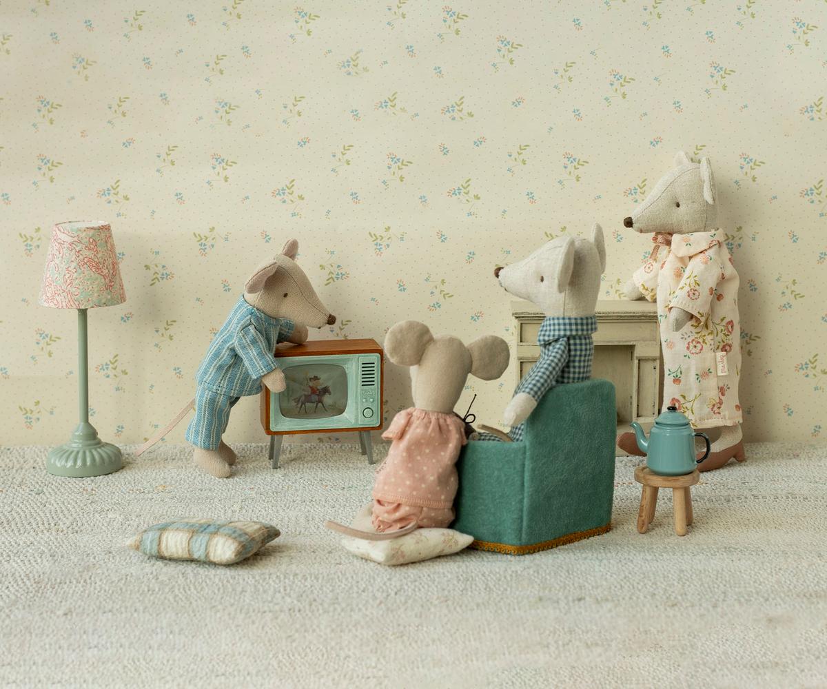 Grandma & Grandpa in cigar box - gingham and floral pajamas